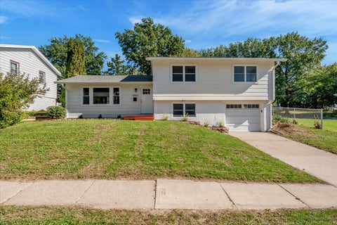 Photo of 3303 S Hampton Drive, Bettendorf, IA 52722 (MLS # 12792116)