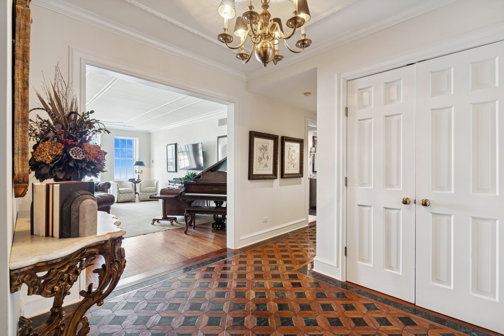 219 E Lake Shore Drive 8C