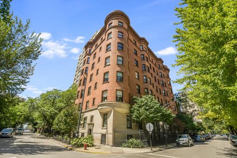 Photo of 1210 N ASTOR Street #1A, Chicago, IL 60610 (MLS # 12575011)