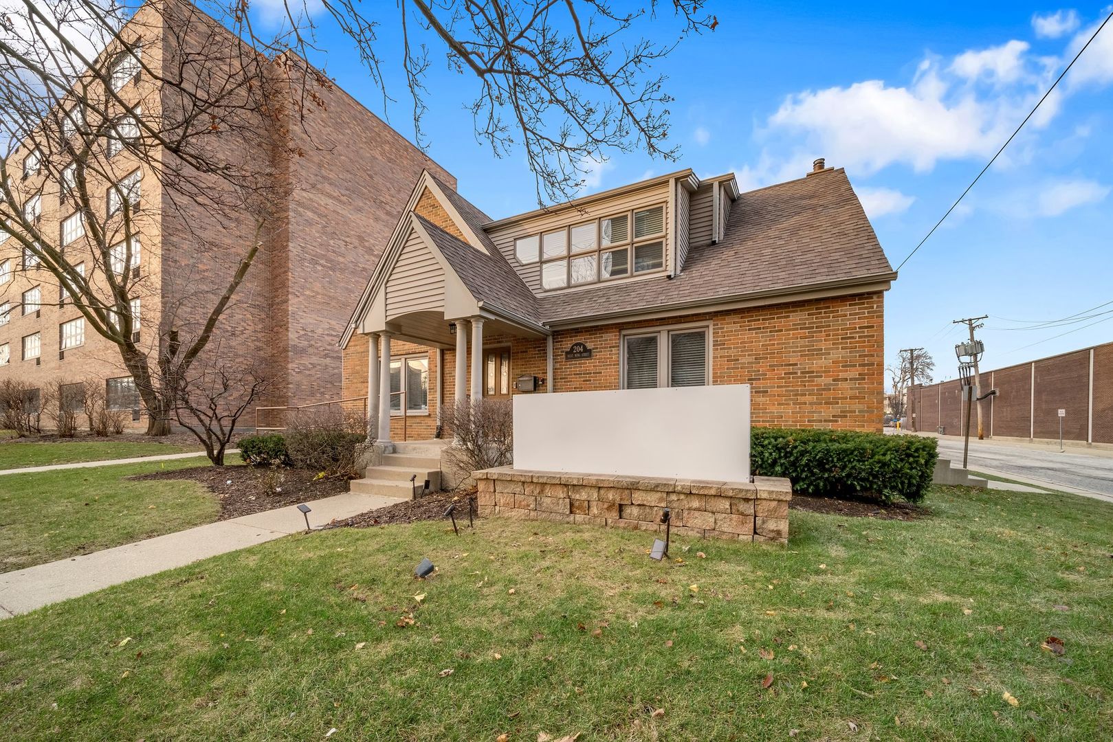 204 W Wing Street
