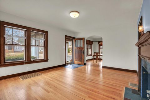 Tiny photo for 722 S Lynn Street, Champaign, IL 61820 (MLS # 12475733)