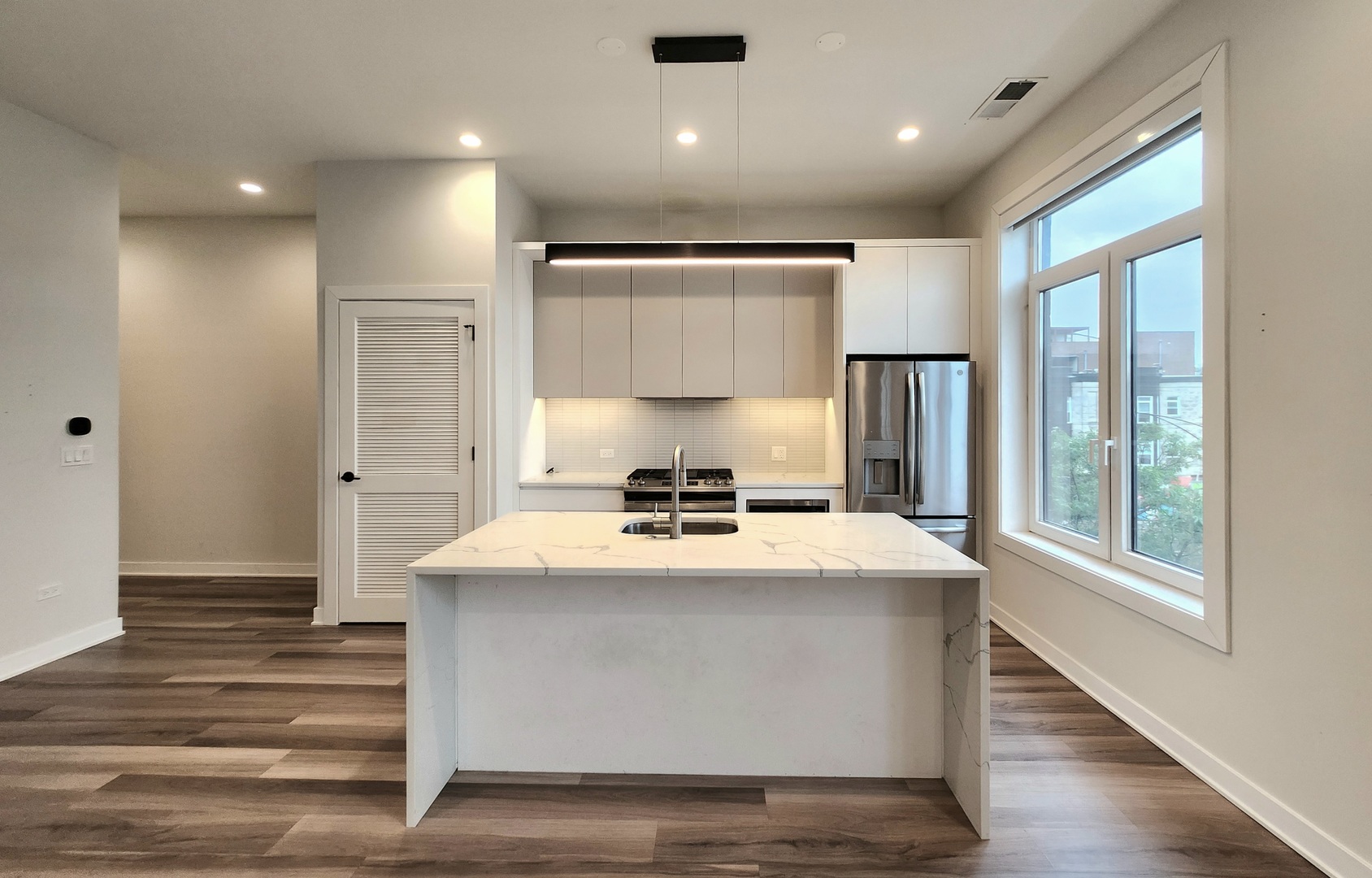 1348 W Roscoe Street 409