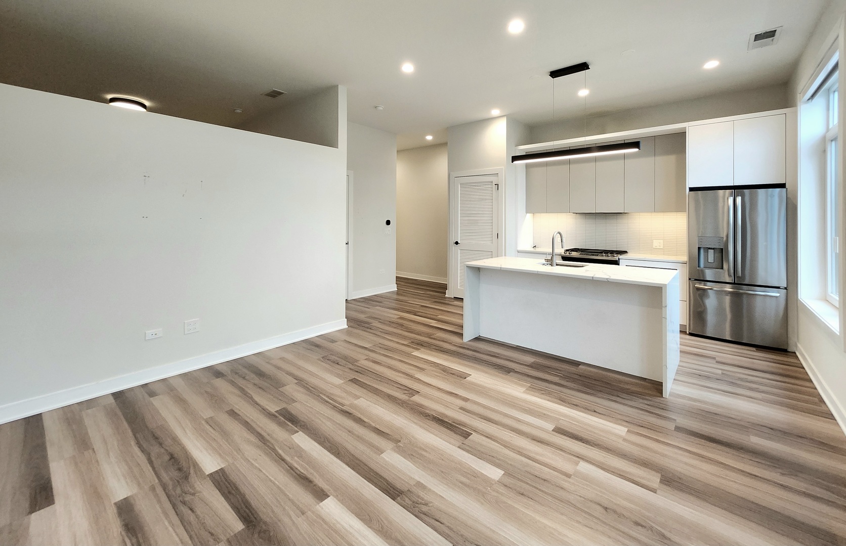 1348 W Roscoe Street 409