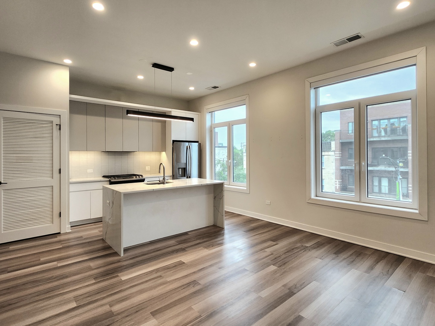 1348 W Roscoe Street 409