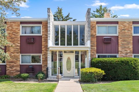 Photo of 1320B Lore Lane #110, Lombard, IL 60148 (MLS # 12576574)