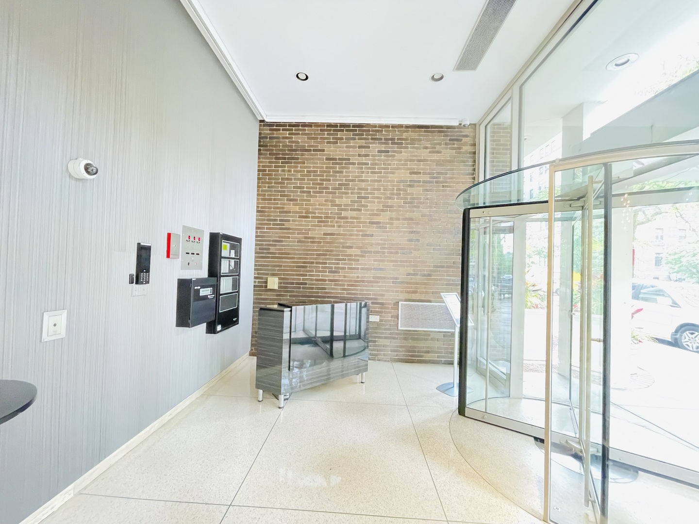 88 W SCHILLER Street 2805L
