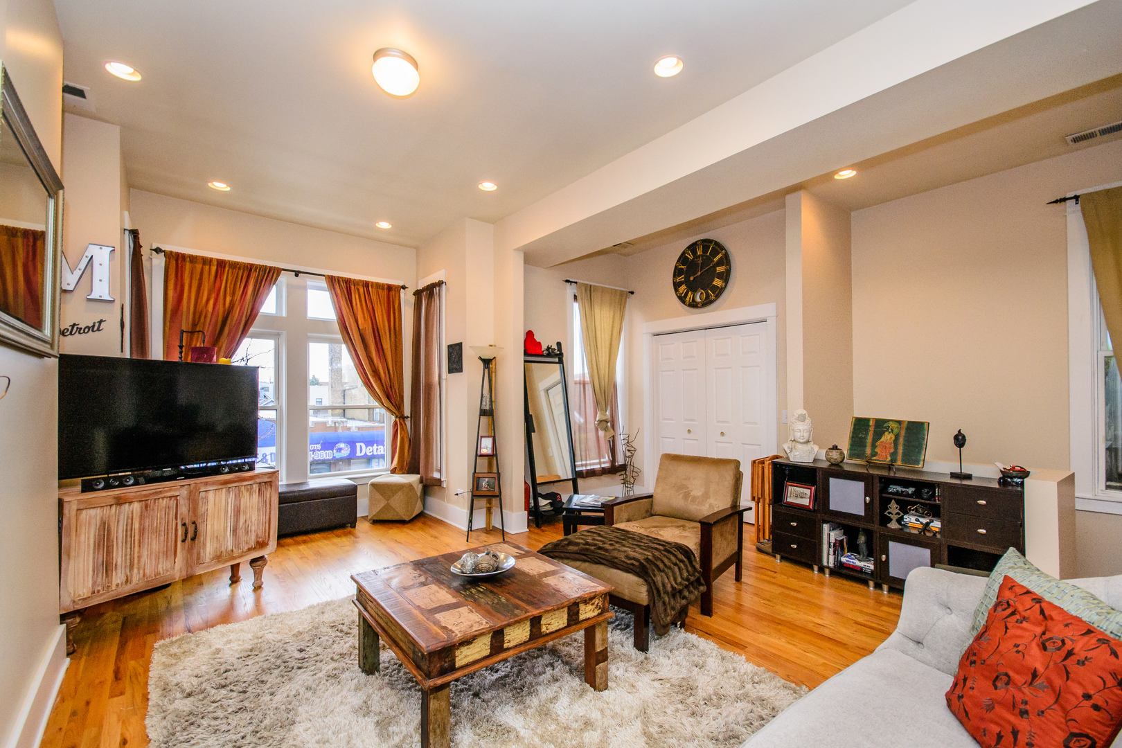 2039 W Armitage Avenue