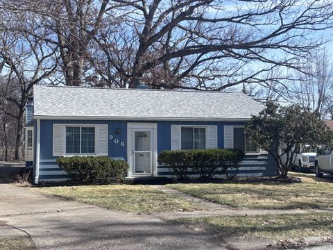 Tiny photo for 906 40th Street Court, Moline, IL 61265 (MLS # 12598938)