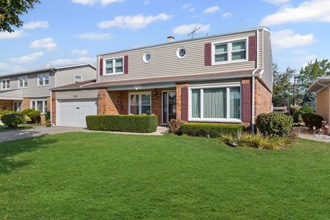 Photo of 1822 W Pheasant Trail, Mount Prospect, IL 60056 (MLS # 12464411)