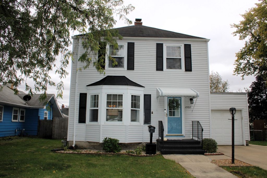 Photo for 1202 Oneida Street, Joliet, IL 60435 (MLS # 12501117)