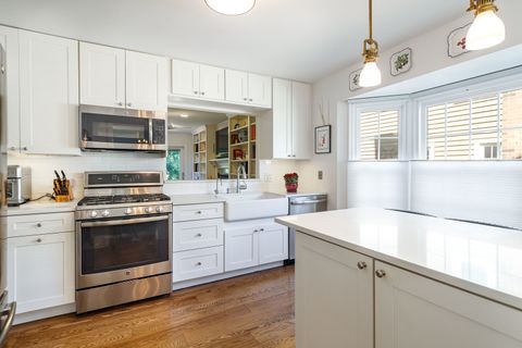 Tiny photo for 8 The Court of Charlwood, Northbrook, IL 60062 (MLS # 12457771)