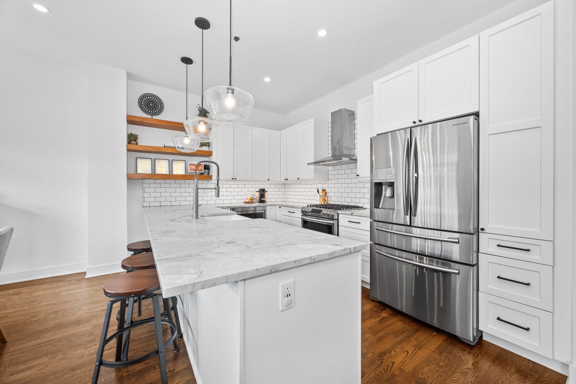 910 W MADISON Street 901E