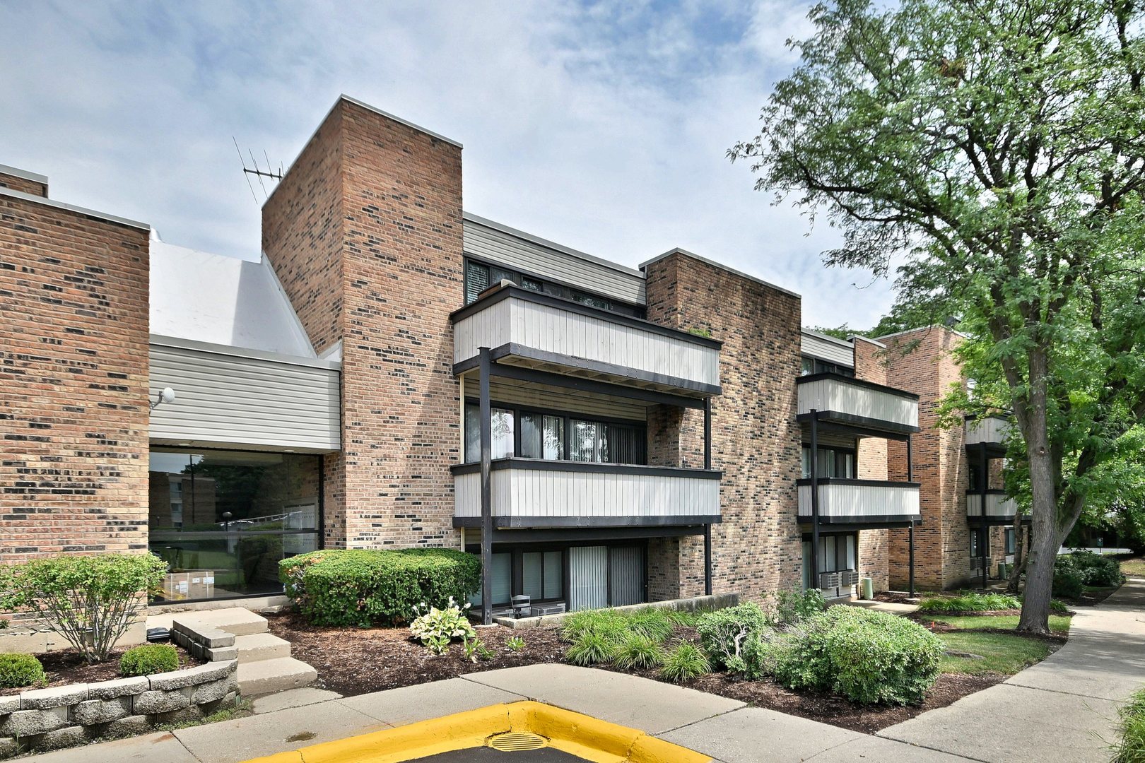 1813 Hemlock Place 306