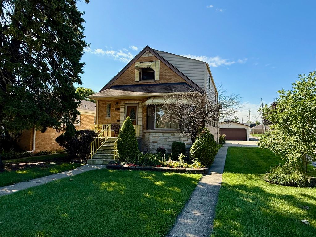 Photo for 7425 W Devon Avenue, Chicago, IL 60631 (MLS # 12464174)