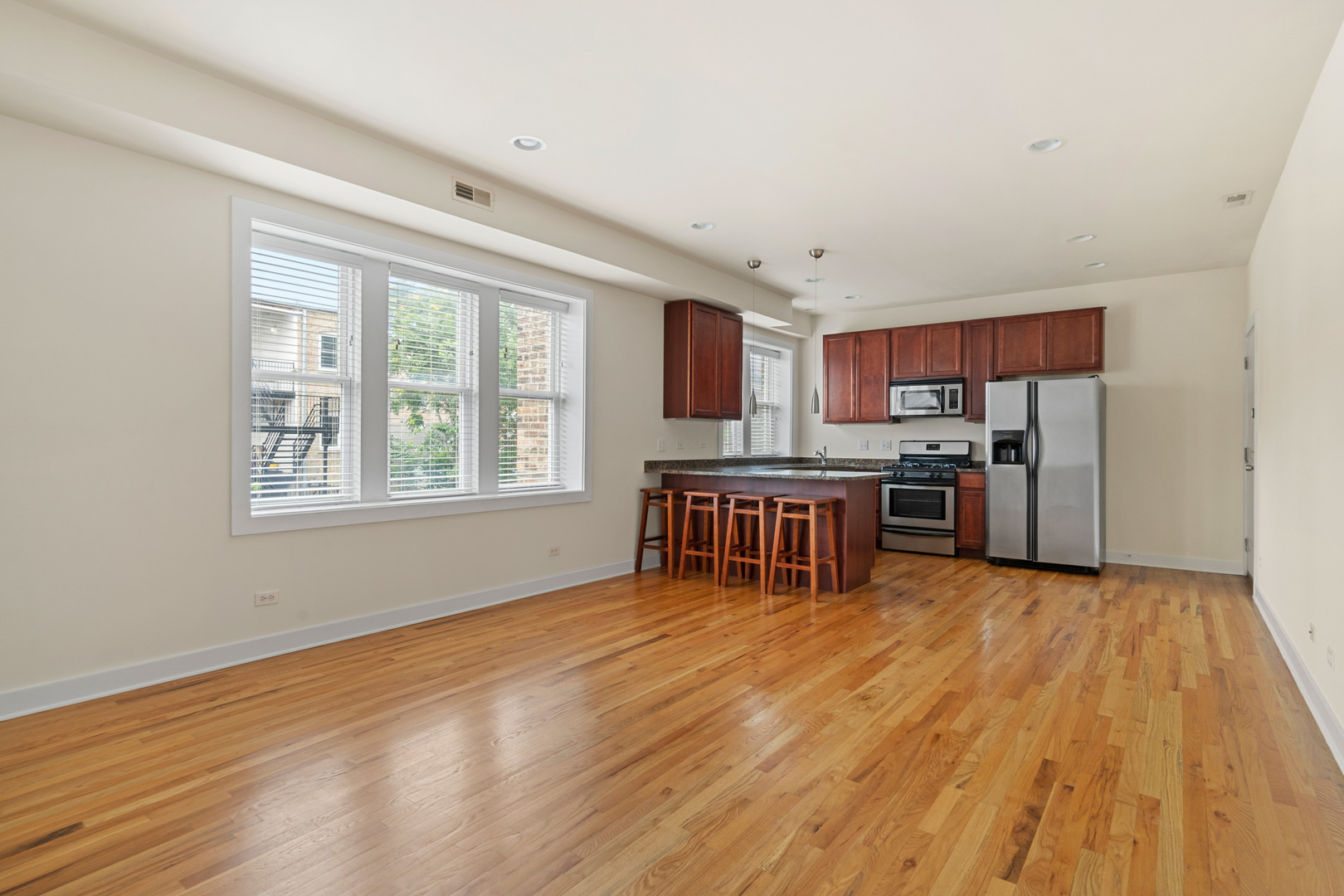 1432 N Maplewood Avenue 304