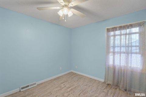 Tiny photo for 4036 HILLANDALE Road, Davenport, IA 52806 (MLS # QC4269417)