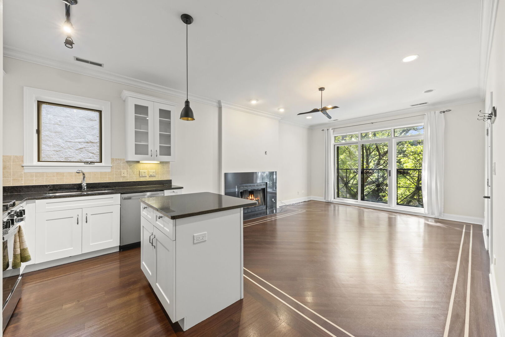 1924 W DIVERSEY Parkway 3E