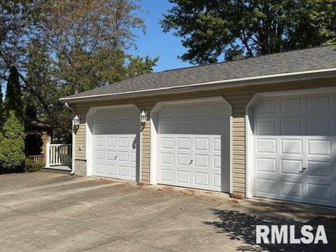 Tiny photo for 404 N MAPLE Street, Christopher, IL 62822 (MLS # EB459557)