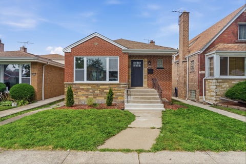 Photo of 8820 S Ridgeland Avenue, Chicago, IL 60617 (MLS # 12782055)
