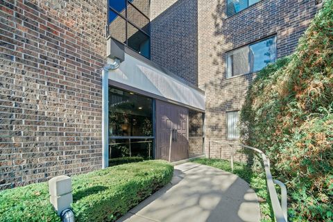 Tiny photo for 690 CHANDLER Road #302, Gurnee, IL 60031 (MLS # 12504192)