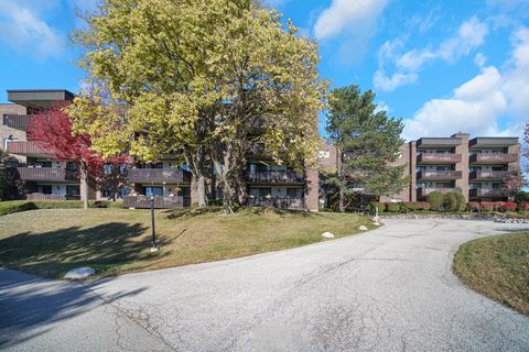 Tiny photo for 690 CHANDLER Road #302, Gurnee, IL 60031 (MLS # 12504192)