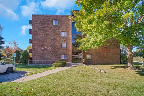 Tiny photo for 690 CHANDLER Road #302, Gurnee, IL 60031 (MLS # 12504192)