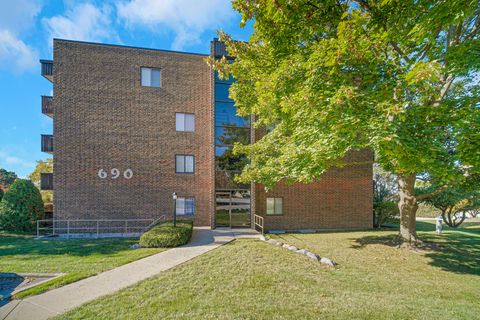 Tiny photo for 690 CHANDLER Road #302, Gurnee, IL 60031 (MLS # 12504192)