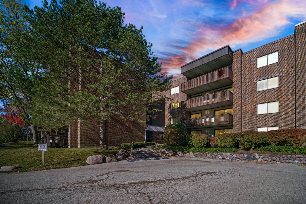 Photo for 690 CHANDLER Road #302, Gurnee, IL 60031 (MLS # 12504192)