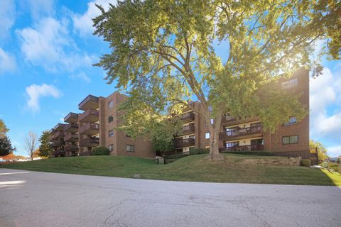Tiny photo for 690 CHANDLER Road #302, Gurnee, IL 60031 (MLS # 12504192)