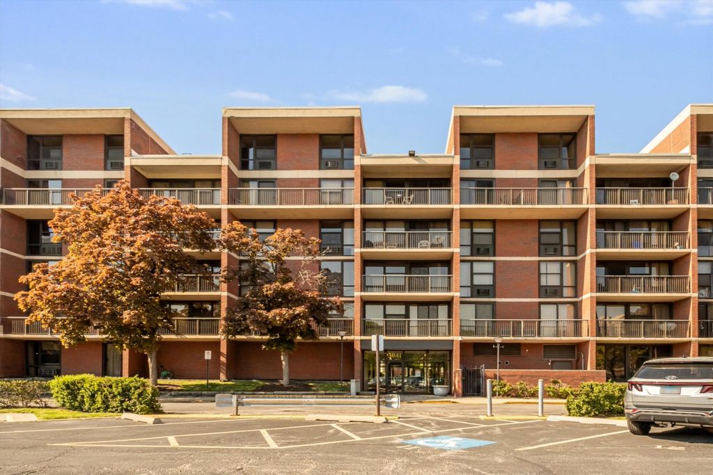 Photo for 3041 S Michigan Avenue #504, Chicago, IL 60616 (MLS # 12214398)