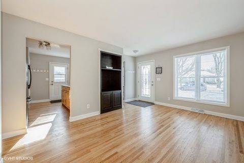 Tiny photo for 881 Manchester Course, Geneva, IL 60134 (MLS # 12637607)
