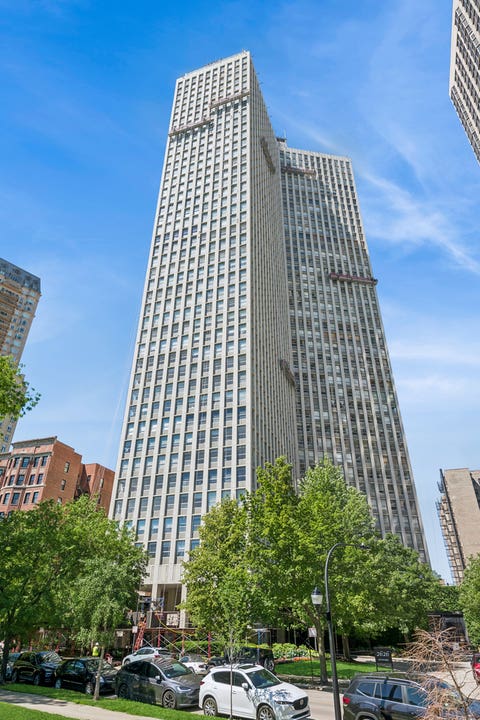 Photo of 2626 N LAKEVIEW Avenue #302, Chicago, IL 60614 (MLS # 12732098)