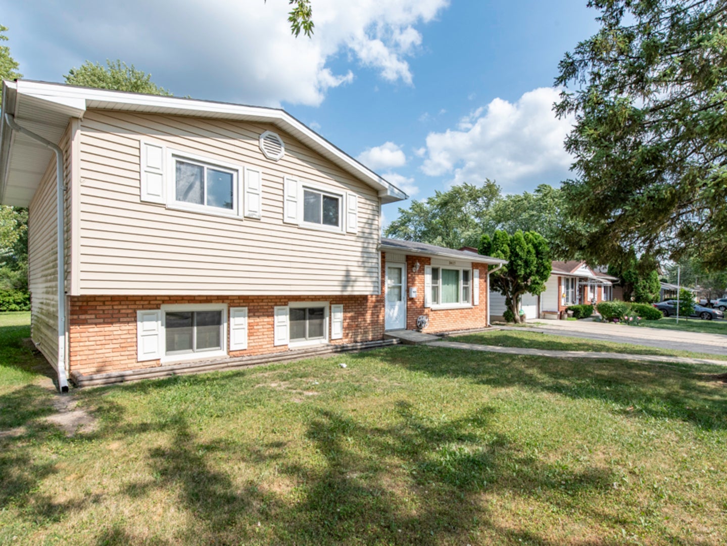 2417 METROPOLITAN Avenue