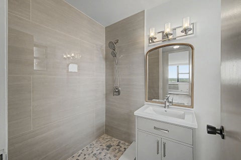 Tiny photo for 5740 N Sheridan Road #17C, Chicago, IL 60660 (MLS # 12676701)