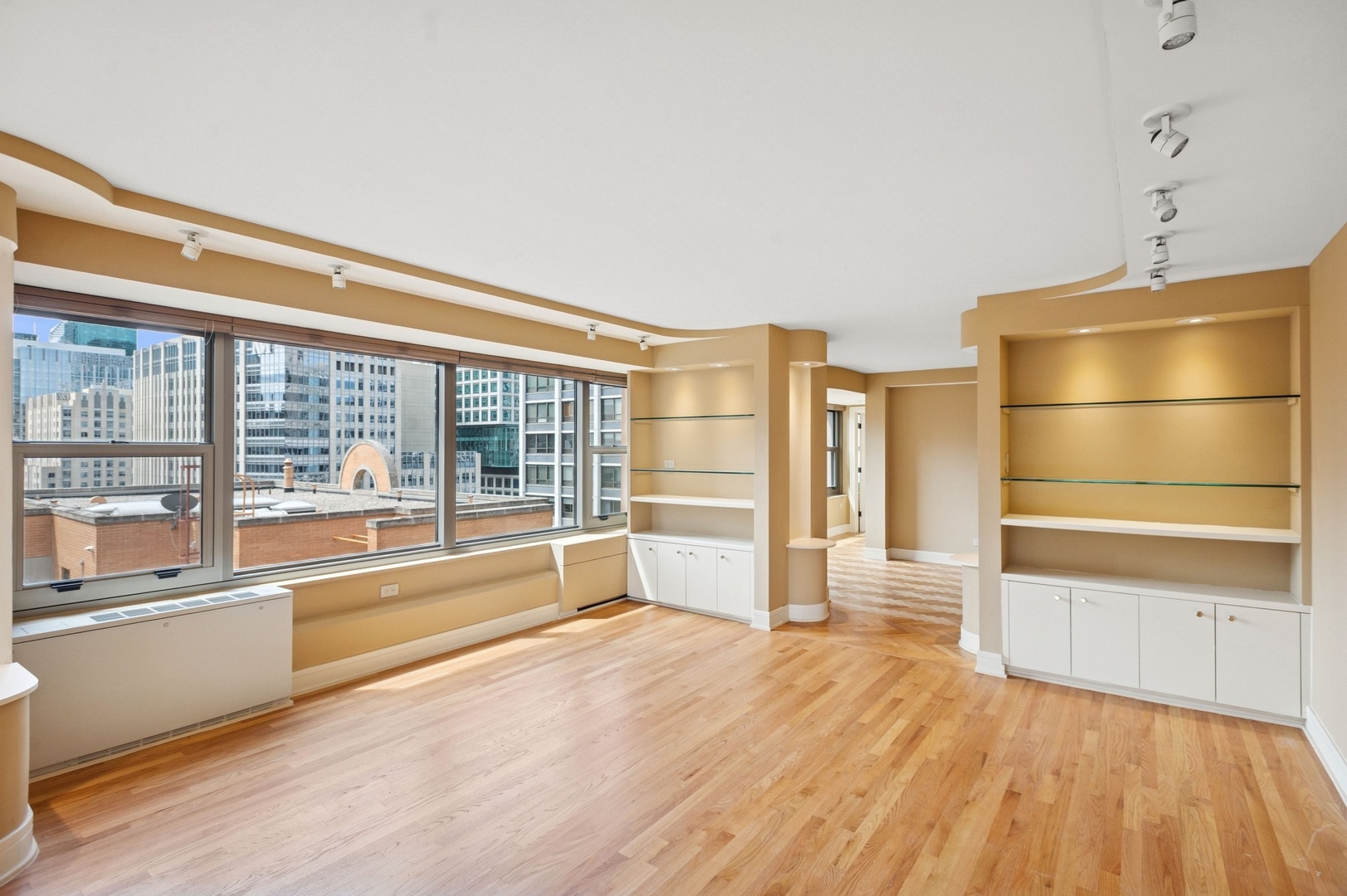 247 E Chestnut Street 2303