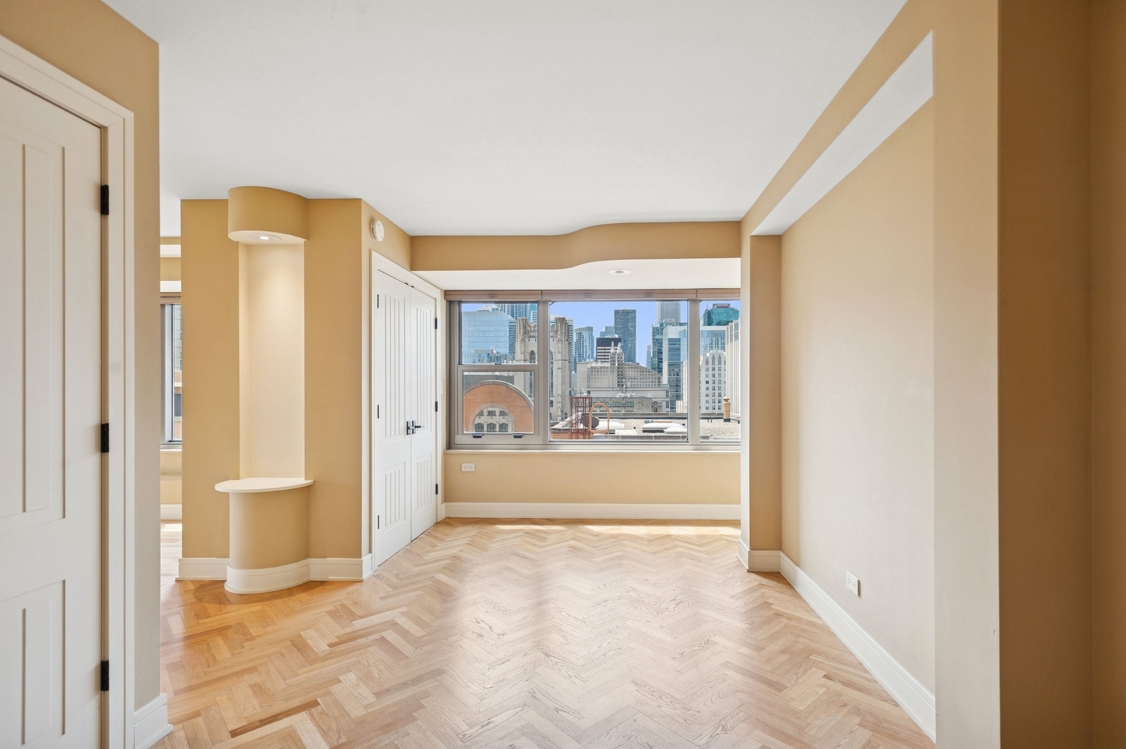 247 E Chestnut Street 2303