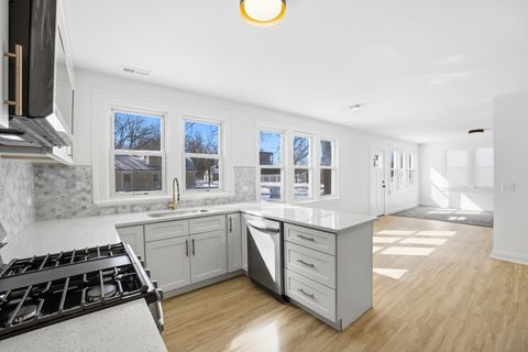 Tiny photo for 2908 Oakwood Avenue, McHenry, IL 60051 (MLS # 12595636)