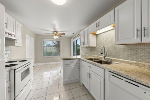 Tiny photo for 861 YOSEMITE Trail #B, Roselle, IL 60172 (MLS # 12762495)