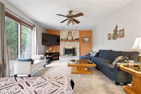 Tiny photo for 1525 Sandburg Drive, Schaumburg, IL 60173 (MLS # 12496288)