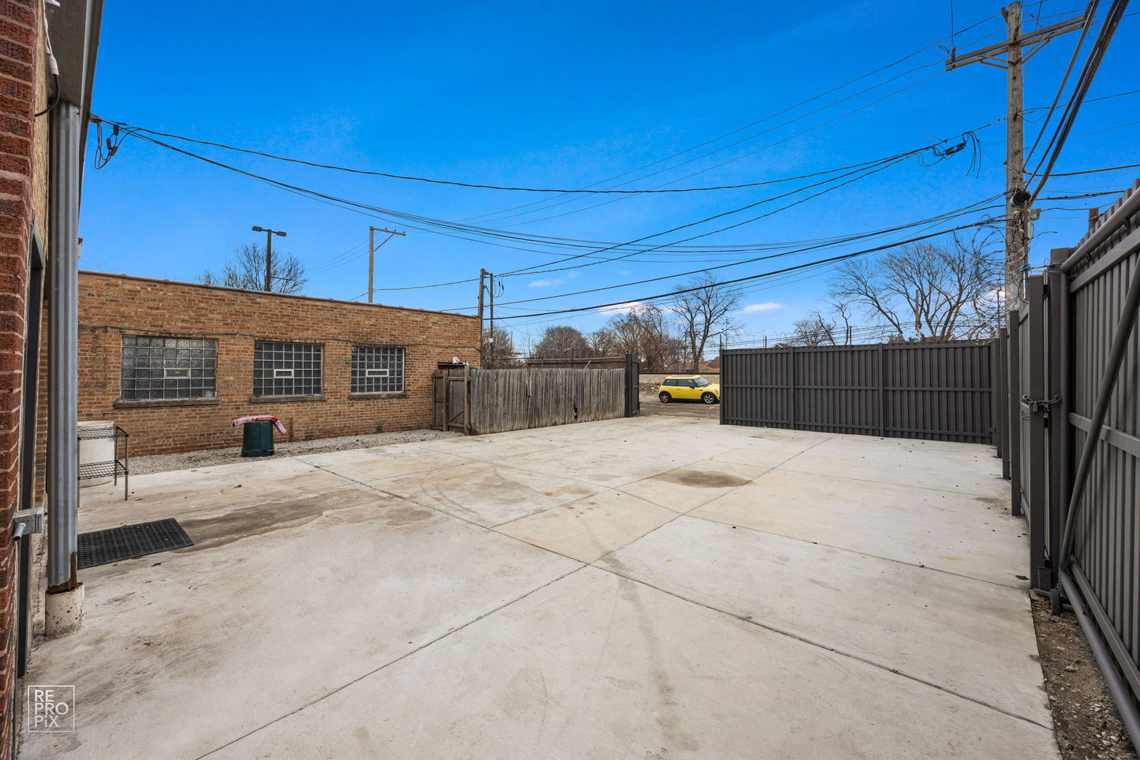 3327 W Columbus Avenue