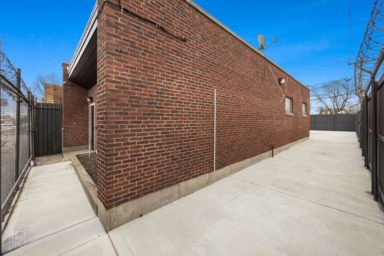 3327 W Columbus Avenue