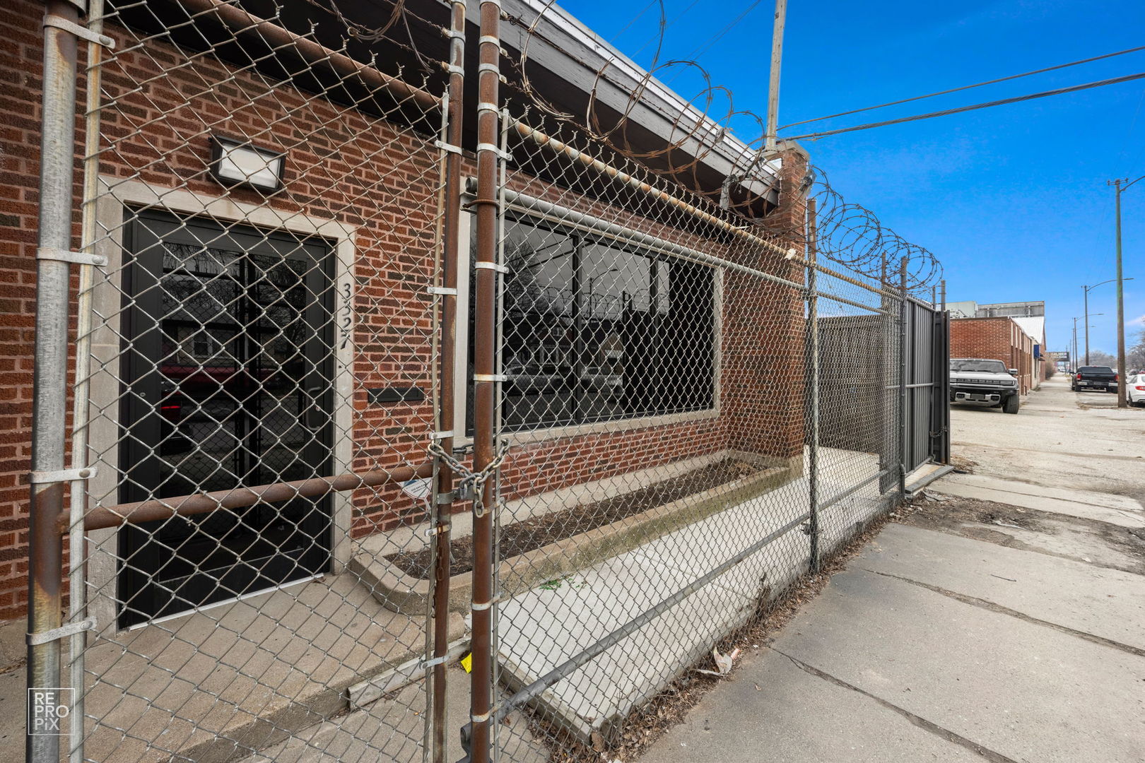 3327 W Columbus Avenue