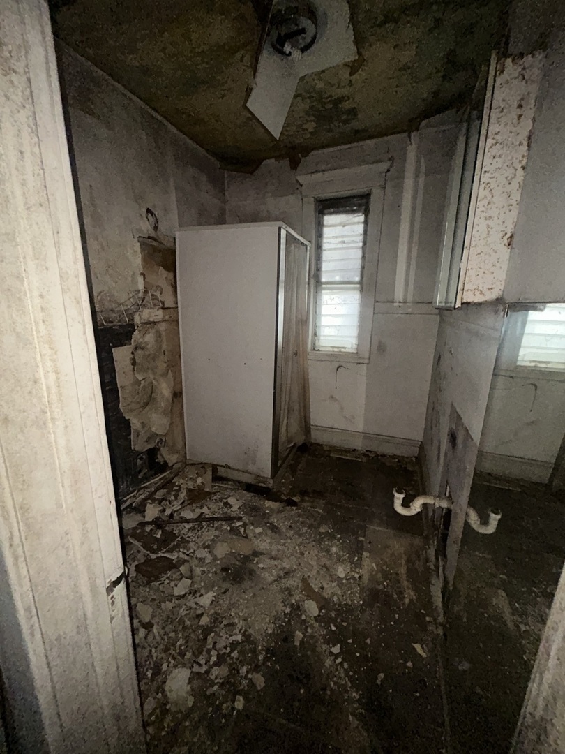 8752 S Exchange Avenue