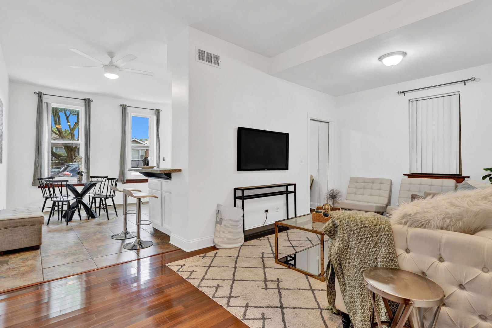 918 W 35th Place