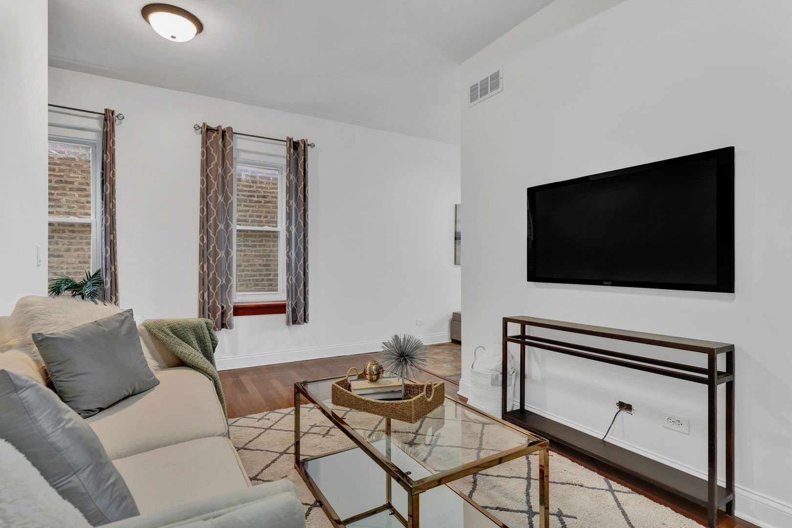 918 W 35th Place
