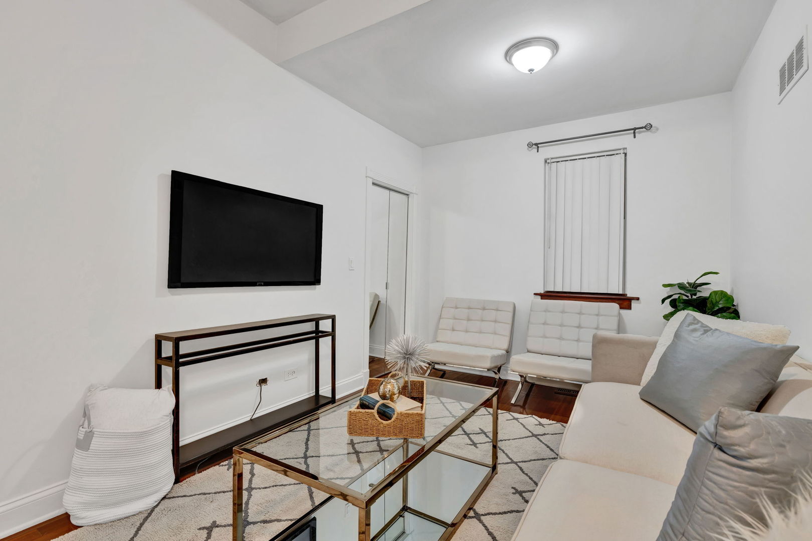 918 W 35th Place