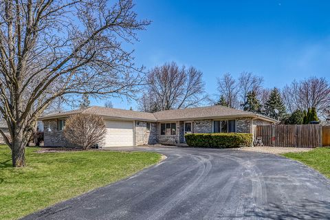 Photo of 914 Somerset Acres, New Lenox, IL 60451 (MLS # 12596298)