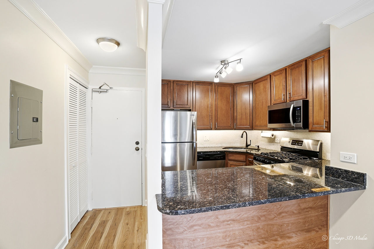 3900 N Pine Grove Avenue 409