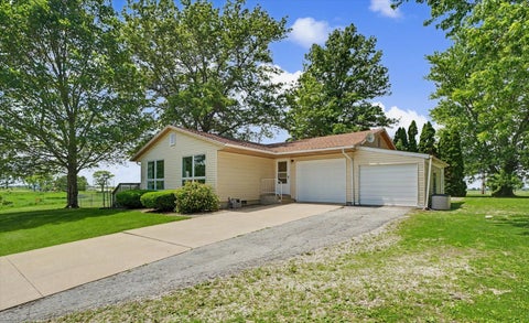 Photo of 115 Choctaw Trail, Loda, IL 60948 (MLS # 12365142)