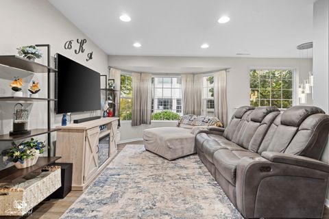 Tiny photo for 311 Hidden Creek Lane #311, North Aurora, IL 60542 (MLS # 12491661)